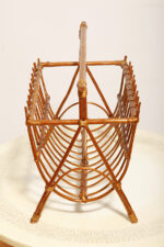 Drewniany lakierowany lekki ażurowy pleciony gazetnik /pojemnik lub stojak na gazety w stylu Mid Century Modern z jedną komorą użytkową , lata 70. - obrazek 20