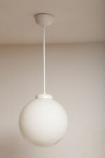 Lampa wisząca/sufitowa ze szklanym kloszem w kształcie mlecznobiałej kuli (30 cm średnicy) wiszącym na sztywnej metalowej białej rurce, Polska lata 70/80/90. - obrazek 5