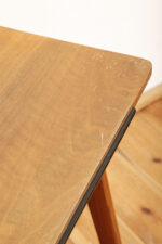 Nieduży prostokątny orzechowy stolik pod radio/stolik pomocnik z otwartą dodatkową półką i niedużą szufladą pod górnym blatem, Polska, lata 60. - obrazek 20