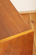 Masywny prostokątny orzechowy z klonowymi wstawkami stolik pomocnik/stolik RTV/stolik pod radio/szafka w połysku z dodatkową półką pod górnym blatem, Bilea, Rumunia, lata 60. - obrazek 20