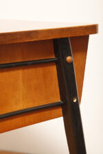 Nieduży zgrabny modernistyczny orzechowy stolik pod radio z otwartą półką i lakierowanymi na czarno nogami, Typ 600-203, Przedsiębiorstwo Obróbki Drewna w Koronowie. Polska, 1970 rok - obrazek 20