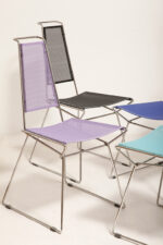 Komplet czterech krzeseł stołowych z siedziskami i oparciami z blachy perforowanej w czterech różnych kolorach osadzonymi na metalowych chromowanych rurkach, Rolf Rahmlow, Niemcy, lata 80. - obrazek 38