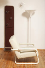 Wolnostojący podłogowy wieszak/garderoba na ubrania złożony z prostokątnego panelu otoczonego metalową chromowaną rurą obitego brązowym skajem z trzema masywnymi okrągłymi zawieszkami z tworzywa, Space Age, Włochy, lata 60/70 - obrazek 10