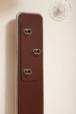 Wolnostojący podłogowy wieszak/garderoba na ubrania złożony z prostokątnego panelu otoczonego metalową chromowaną rurą obitego brązowym skajem z trzema masywnymi okrągłymi zawieszkami z tworzywa, Space Age, Włochy, lata 60/70 - obrazek 20