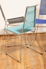 Komplet czterech krzeseł stołowych z siedziskami i oparciami z blachy perforowanej w czterech różnych kolorach osadzonymi na metalowych chromowanych rurkach, Rolf Rahmlow, Niemcy, lata 80. - obrazek 4