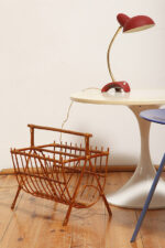 Drewniany lakierowany lekki ażurowy pleciony gazetnik /pojemnik lub stojak na gazety w stylu Mid Century Modern z jedną komorą użytkową , lata 70. - obrazek 2