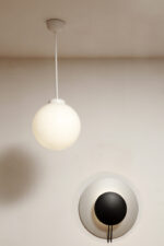 Lampa wisząca/sufitowa ze szklanym kloszem w kształcie mlecznobiałej kuli (30 cm średnicy) wiszącym na sztywnej metalowej białej rurce, Polska lata 70/80/90. - obrazek 2