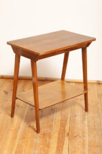 Nieduży prostokątny orzechowy stolik pod radio/stolik pomocnik z otwartą dodatkową półką i niedużą szufladą pod górnym blatem, Polska, lata 60. - obrazek 2