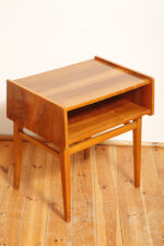 Masywny prostokątny orzechowy z klonowymi wstawkami stolik pomocnik/stolik RTV/stolik pod radio/szafka w połysku z dodatkową półką pod górnym blatem, Bilea, Rumunia, lata 60. - obrazek 2