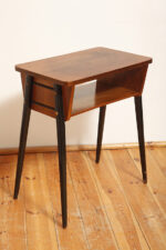 Nieduży zgrabny modernistyczny orzechowy stolik pod radio z otwartą półką i lakierowanymi na czarno nogami, Typ 600-203, Przedsiębiorstwo Obróbki Drewna w Koronowie. Polska, 1970 rok - obrazek 2