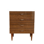 Nieduża ciemna mahoniowa komoda w połysku z czterema szufladami z metalowymi uchwytami, Warszawskie Fabryki Mebli, ul.Kawęczyńska 36, Polska, lata 70.