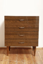 Nieduża ciemna mahoniowa komoda w połysku z czterema szufladami z metalowymi uchwytami, Warszawskie Fabryki Mebli, ul.Kawęczyńska 36, Polska, lata 70. - obrazek 3