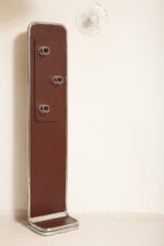 Wolnostojący podłogowy wieszak/garderoba na ubrania złożony z prostokątnego panelu otoczonego metalową chromowaną rurą obitego brązowym skajem z trzema masywnymi okrągłymi zawieszkami z tworzywa, Space Age, Włochy, lata 60/70 - obrazek 2