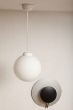 Lampa wisząca/sufitowa ze szklanym kloszem w kształcie mlecznobiałej kuli (30 cm średnicy) wiszącym na sztywnej metalowej białej rurce, Polska lata 70/80/90. - obrazek 4