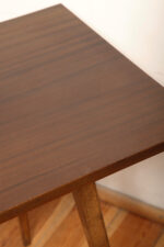 Mahoniowa prostokątna ciemna ława/stolik kawowy/stolik okolicznościowy lakierowany w połysku z kwadratowymi drewnianymi zwężającymi się do dołu nogami, Polska, lata 70. - obrazek 12