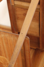 Nieduży prostokątny orzechowy stolik pod radio/stolik pomocnik z otwartą dodatkową półką i niedużą szufladą pod górnym blatem, Polska, lata 60. - obrazek 21