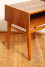 Masywny prostokątny orzechowy z klonowymi wstawkami stolik pomocnik/stolik RTV/stolik pod radio/szafka w połysku z dodatkową półką pod górnym blatem, Bilea, Rumunia, lata 60. - obrazek 21