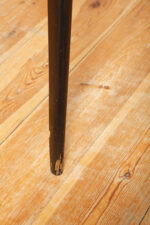 Nieduży zgrabny modernistyczny orzechowy stolik pod radio z otwartą półką i lakierowanymi na czarno nogami, Typ 600-203, Przedsiębiorstwo Obróbki Drewna w Koronowie. Polska, 1970 rok - obrazek 21