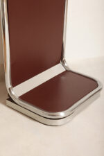 Wolnostojący podłogowy wieszak/garderoba na ubrania złożony z prostokątnego panelu otoczonego metalową chromowaną rurą obitego brązowym skajem z trzema masywnymi okrągłymi zawieszkami z tworzywa, Space Age, Włochy, lata 60/70 - obrazek 21