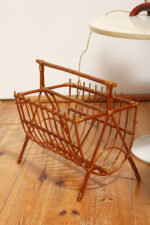 Drewniany lakierowany lekki ażurowy pleciony gazetnik /pojemnik lub stojak na gazety w stylu Mid Century Modern z jedną komorą użytkową , lata 70. - obrazek 22