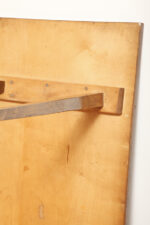 Mahoniowa prostokątna ciemna ława/stolik kawowy/stolik okolicznościowy lakierowany w połysku z kwadratowymi drewnianymi zwężającymi się do dołu nogami, Polska, lata 70. - obrazek 11