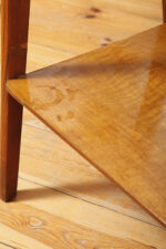 Nieduży prostokątny orzechowy stolik pod radio/stolik pomocnik z otwartą dodatkową półką i niedużą szufladą pod górnym blatem, Polska, lata 60. - obrazek 22