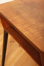 Nieduży zgrabny modernistyczny orzechowy stolik pod radio z otwartą półką i lakierowanymi na czarno nogami, Typ 600-203, Przedsiębiorstwo Obróbki Drewna w Koronowie. Polska, 1970 rok - obrazek 22