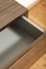 Nieduża ciemna mahoniowa komoda w połysku z czterema szufladami z metalowymi uchwytami, Warszawskie Fabryki Mebli, ul.Kawęczyńska 36, Polska, lata 70. - obrazek 22