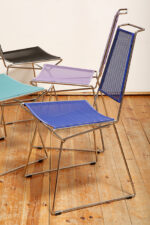 Komplet czterech krzeseł stołowych z siedziskami i oparciami z blachy perforowanej w czterech różnych kolorach osadzonymi na metalowych chromowanych rurkach, Rolf Rahmlow, Niemcy, lata 80. - obrazek 42