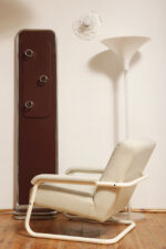 Wolnostojący podłogowy wieszak/garderoba na ubrania złożony z prostokątnego panelu otoczonego metalową chromowaną rurą obitego brązowym skajem z trzema masywnymi okrągłymi zawieszkami z tworzywa, Space Age, Włochy, lata 60/70 - obrazek 12