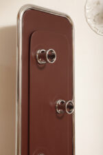 Wolnostojący podłogowy wieszak/garderoba na ubrania złożony z prostokątnego panelu otoczonego metalową chromowaną rurą obitego brązowym skajem z trzema masywnymi okrągłymi zawieszkami z tworzywa, Space Age, Włochy, lata 60/70 - obrazek 22