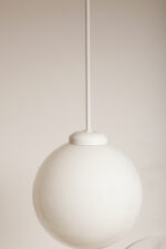 Lampa wisząca/sufitowa ze szklanym kloszem w kształcie mlecznobiałej kuli (30 cm średnicy) wiszącym na sztywnej metalowej białej rurce, Polska lata 70/80/90. - obrazek 25