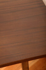 Mahoniowa prostokątna ciemna ława/stolik kawowy/stolik okolicznościowy lakierowany w połysku z kwadratowymi drewnianymi zwężającymi się do dołu nogami, Polska, lata 70. - obrazek 7