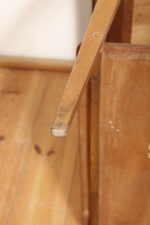 Nieduży prostokątny orzechowy stolik pod radio/stolik pomocnik z otwartą dodatkową półką i niedużą szufladą pod górnym blatem, Polska, lata 60. - obrazek 23