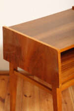 Masywny prostokątny orzechowy z klonowymi wstawkami stolik pomocnik/stolik RTV/stolik pod radio/szafka w połysku z dodatkową półką pod górnym blatem, Bilea, Rumunia, lata 60. - obrazek 23