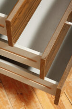 Nieduża ciemna mahoniowa komoda w połysku z czterema szufladami z metalowymi uchwytami, Warszawskie Fabryki Mebli, ul.Kawęczyńska 36, Polska, lata 70. - obrazek 23