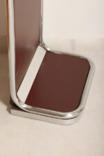 Wolnostojący podłogowy wieszak/garderoba na ubrania złożony z prostokątnego panelu otoczonego metalową chromowaną rurą obitego brązowym skajem z trzema masywnymi okrągłymi zawieszkami z tworzywa, Space Age, Włochy, lata 60/70 - obrazek 23