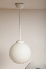Lampa wisząca/sufitowa ze szklanym kloszem w kształcie mlecznobiałej kuli (30 cm średnicy) wiszącym na sztywnej metalowej białej rurce, Polska lata 70/80/90. - obrazek 26