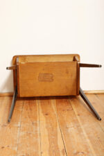 Nieduży zgrabny modernistyczny orzechowy stolik pod radio z otwartą półką i lakierowanymi na czarno nogami, Typ 600-203, Przedsiębiorstwo Obróbki Drewna w Koronowie. Polska, 1970 rok - obrazek 24