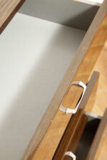 Nieduża ciemna mahoniowa komoda w połysku z czterema szufladami z metalowymi uchwytami, Warszawskie Fabryki Mebli, ul.Kawęczyńska 36, Polska, lata 70. - obrazek 24