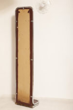 Wolnostojący podłogowy wieszak/garderoba na ubrania złożony z prostokątnego panelu otoczonego metalową chromowaną rurą obitego brązowym skajem z trzema masywnymi okrągłymi zawieszkami z tworzywa, Space Age, Włochy, lata 60/70 - obrazek 24