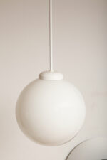 Lampa wisząca/sufitowa ze szklanym kloszem w kształcie mlecznobiałej kuli (30 cm średnicy) wiszącym na sztywnej metalowej białej rurce, Polska lata 70/80/90. - obrazek 7