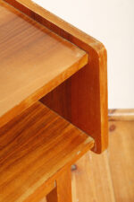 Masywny prostokątny orzechowy z klonowymi wstawkami stolik pomocnik/stolik RTV/stolik pod radio/szafka w połysku z dodatkową półką pod górnym blatem, Bilea, Rumunia, lata 60. - obrazek 25