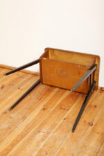 Nieduży zgrabny modernistyczny orzechowy stolik pod radio z otwartą półką i lakierowanymi na czarno nogami, Typ 600-203, Przedsiębiorstwo Obróbki Drewna w Koronowie. Polska, 1970 rok - obrazek 25