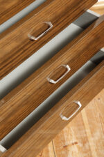 Nieduża ciemna mahoniowa komoda w połysku z czterema szufladami z metalowymi uchwytami, Warszawskie Fabryki Mebli, ul.Kawęczyńska 36, Polska, lata 70. - obrazek 25