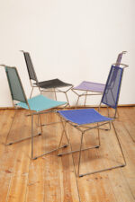 Komplet czterech krzeseł stołowych z siedziskami i oparciami z blachy perforowanej w czterech różnych kolorach osadzonymi na metalowych chromowanych rurkach, Rolf Rahmlow, Niemcy, lata 80. - obrazek 41