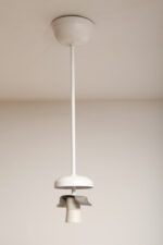 Lampa wisząca/sufitowa ze szklanym kloszem w kształcie mlecznobiałej kuli (30 cm średnicy) wiszącym na sztywnej metalowej białej rurce, Polska lata 70/80/90. - obrazek 27