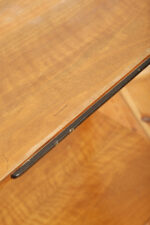 Nieduży prostokątny orzechowy stolik pod radio/stolik pomocnik z otwartą dodatkową półką i niedużą szufladą pod górnym blatem, Polska, lata 60. - obrazek 26