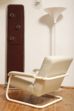 Wolnostojący podłogowy wieszak/garderoba na ubrania złożony z prostokątnego panelu otoczonego metalową chromowaną rurą obitego brązowym skajem z trzema masywnymi okrągłymi zawieszkami z tworzywa, Space Age, Włochy, lata 60/70 - obrazek 16