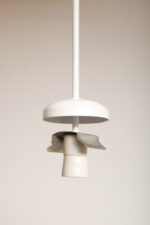 Lampa wisząca/sufitowa ze szklanym kloszem w kształcie mlecznobiałej kuli (30 cm średnicy) wiszącym na sztywnej metalowej białej rurce, Polska lata 70/80/90. - obrazek 28